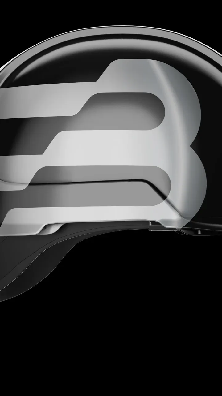 Nahaufnahme eines schwarzen Helms mit großem silbergrauem B-Logo auf der Seite